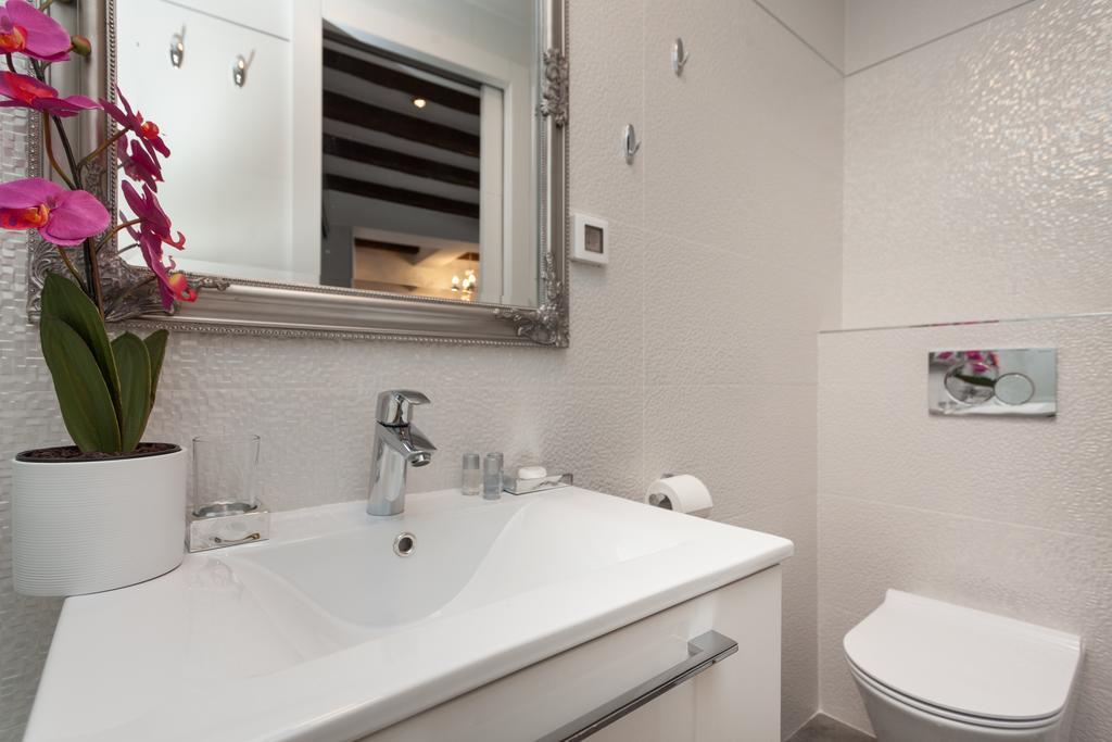 Royal Apartments Ровінь Екстер'єр фото