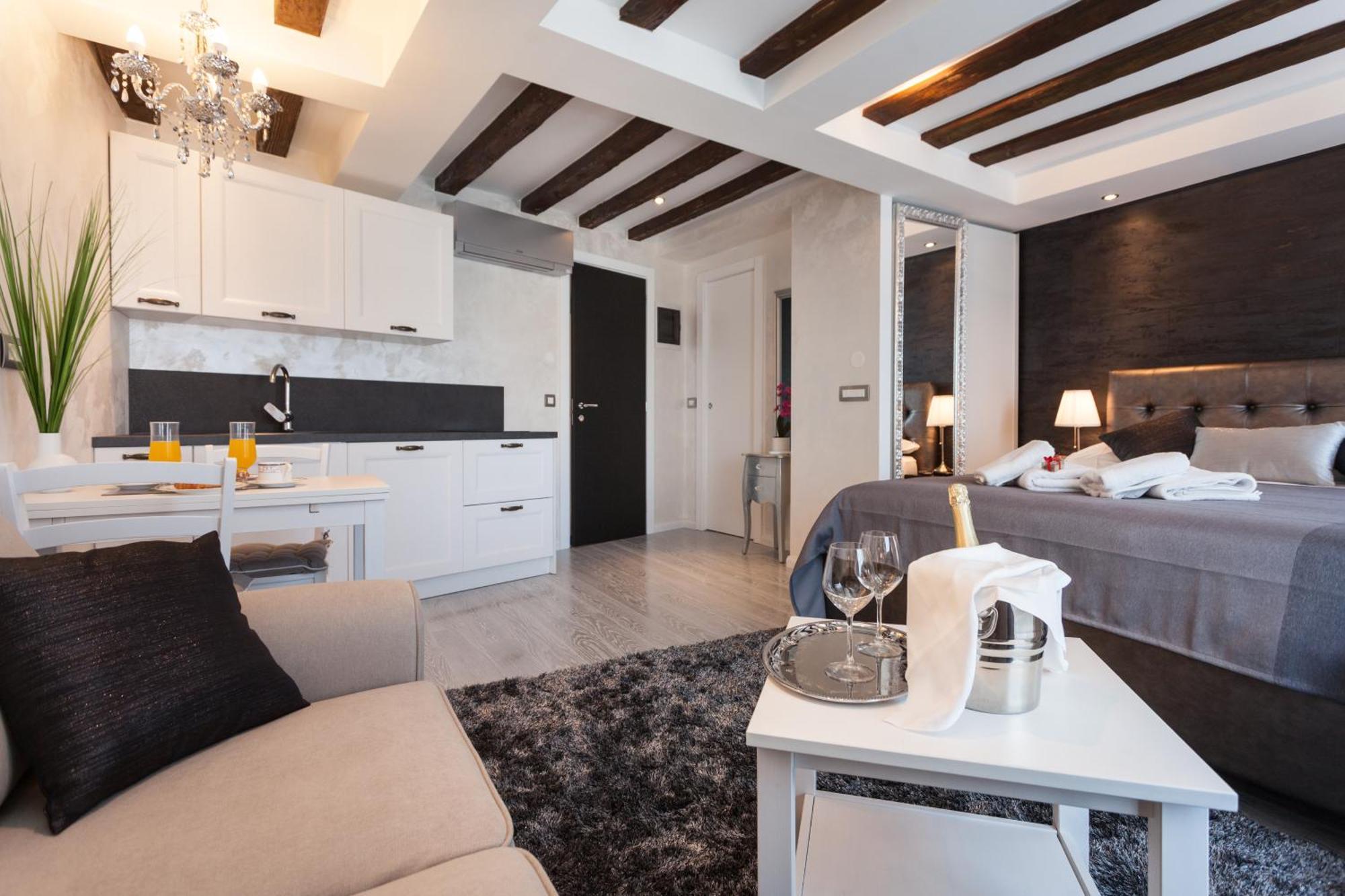 Royal Apartments Ровінь Екстер'єр фото
